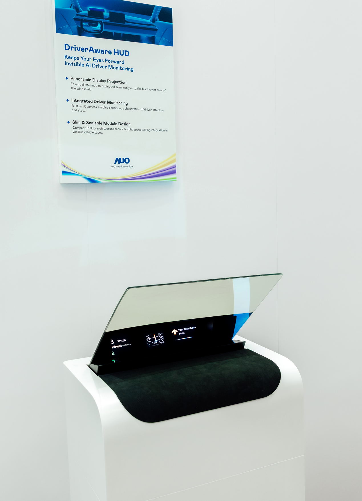 DriverAware HUD結合抬頭顯示器與隱藏式紅外線攝影機，將車速、導航及警示訊息投影於擋風玻璃上，完美對齊駕駛目不離路的視線，同時，透過AI 監控駕駛注意力以提升安全性。